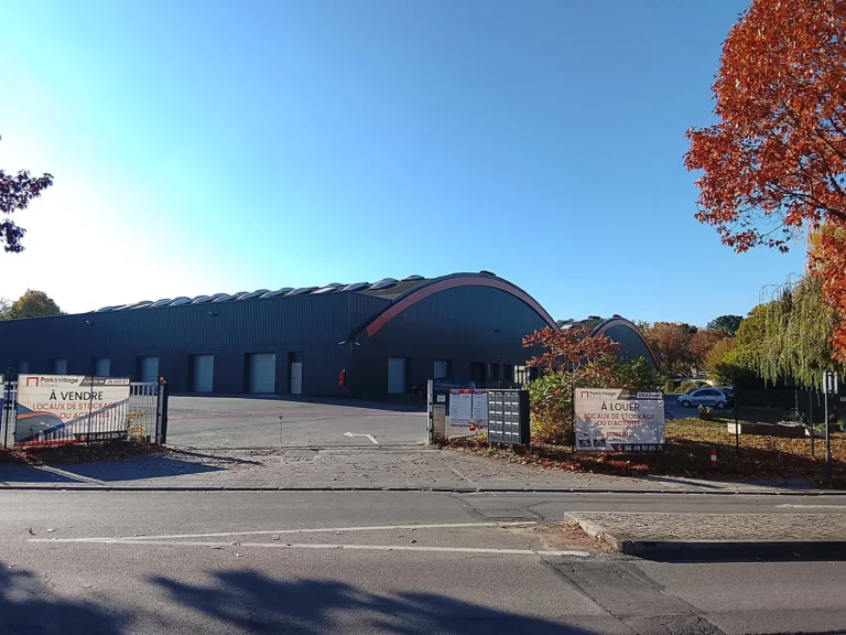 grand bâtiment avec toit arrondi de l'entreprise park artisans à rennes
