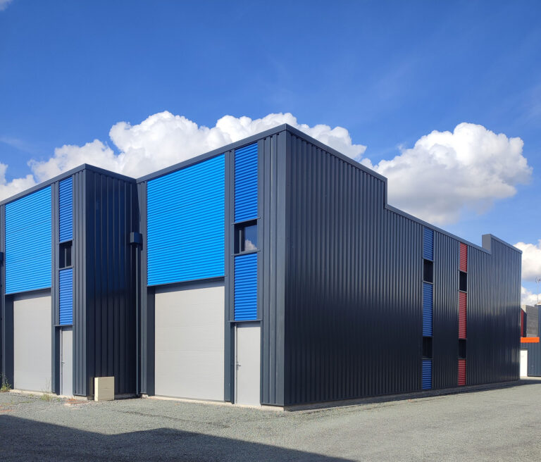 bâtiment design bleu et beige de locaux à louer en france par park artisans